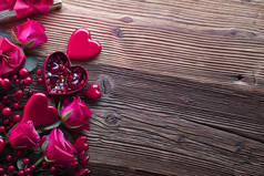 情人节背景。心, 玫瑰, 礼物和浪漫的装饰在质朴的木桌上。排版位置