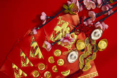 春节装饰梅花花 wthi 鞭炮, 信封, 幸运中国五金牌红色与复制空间 (外国文本意味幸运的祝福)