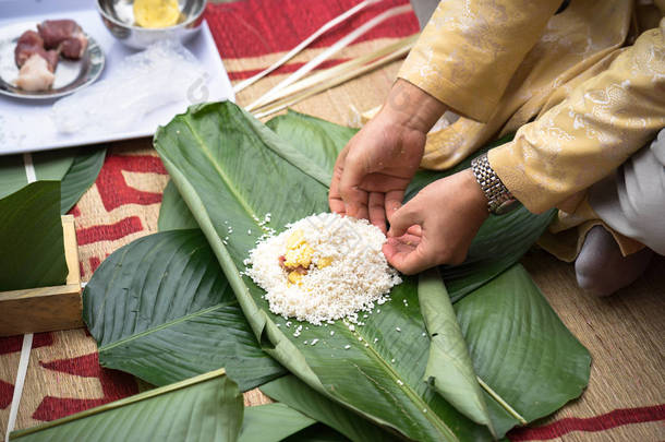 童装传统服饰学习用手做钟饼, 钟饼是最重要的传统越南农历新年 (春节) 食品.