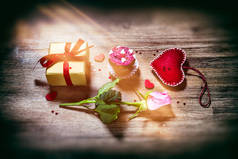 情人节的理念与装饰的心, 粉红色的玫瑰和礼物.