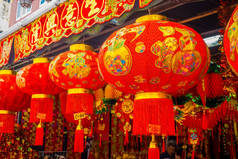 新加坡唐人街周围散落着装饰灯笼。中国新年。年的狗。在中国城市, 新加坡拍摄的照片