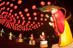 中国的神和灯笼挂在中国新年庆典上