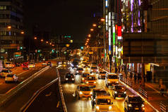 夜间繁忙城市道路上的交通灯.