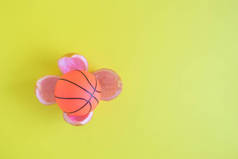小篮球球的平躺在橙色的形式与果皮被隔绝在黄色