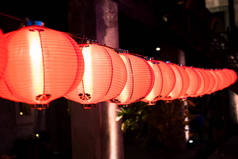 中国的灯是红色的。中国文化是用来装饰的家或神社。新年庆典期间.