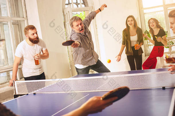 一群快乐的年轻朋友打乒乓球乒乓球