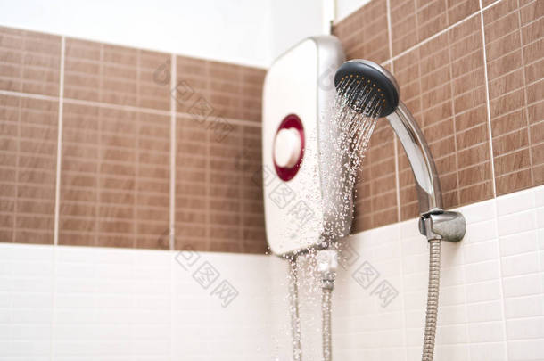 浴室配备<strong>淋浴房</strong>和热水器。淋浴龙头自来水.