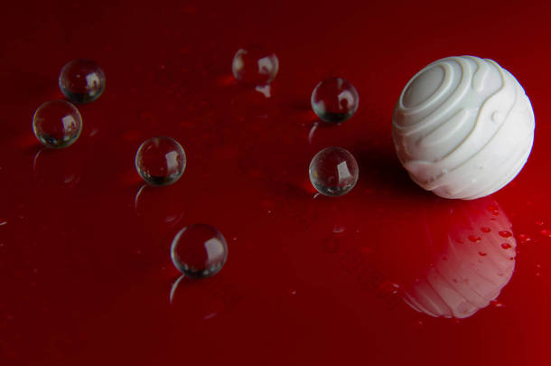 抽象水晶球在红色光滑的地板背景.