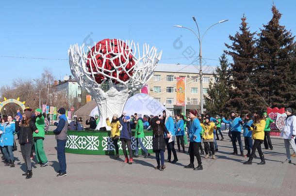 彼得帕夫洛斯克, 哈萨克斯坦-2017年3月20<strong>日</strong>: 人民庆祝, 青年舞蹈在<strong>全国</strong>西装, 彼得帕夫洛斯克。哈萨克斯坦标志着春天的<strong>日</strong>子.