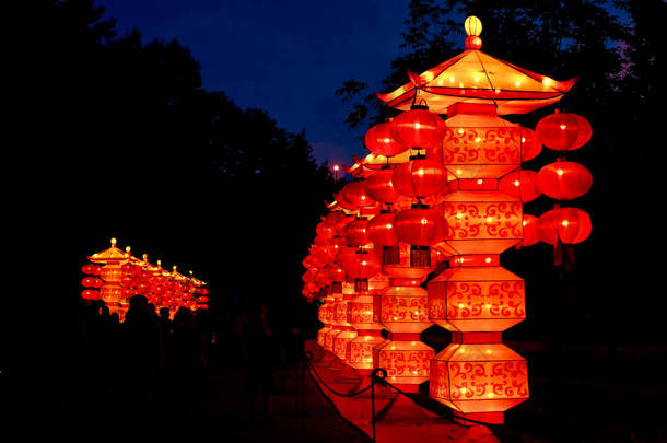 在俄亥俄州克利夫兰的一个亚洲<strong>元宵节</strong>, 发光的中国宝塔灯笼线一条走道.