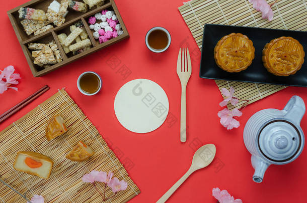 桌面上观看空中装饰的图片中国中秋节或农历新年背景概念。平卧精餐套餐为甜饼茶歇和红纸花泡茶.