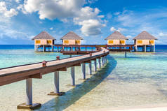马尔代夫-2018年6月24日: 夏季日马尔代夫热带海滩的水上别墅 (平房) 和木桥