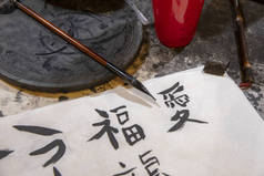 在课堂上学习传统汉字书法的工具和用品.