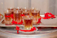 茶在东方玻璃上的银色托盘上的白色桌布, 阿拉伯语, 土耳其, 阿塞拜疆海关