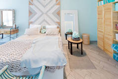 时尚豪华卧室室内设计在柔和的天光与典雅的古典家具
