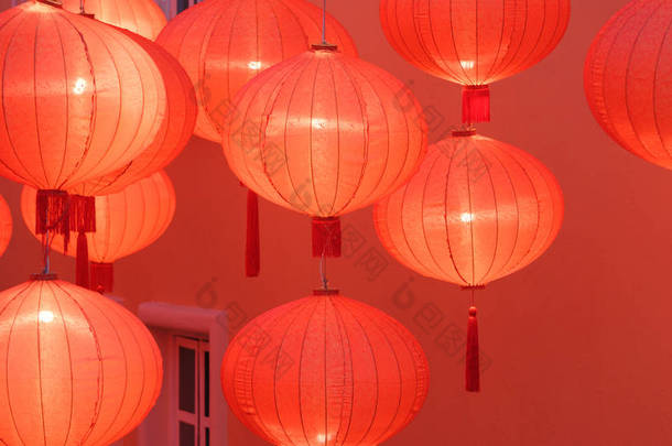 中国新<strong>年夜</strong>景的传统红色中国灯笼装饰