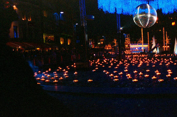 蜡烛与灯光装饰在晚上庆祝年底