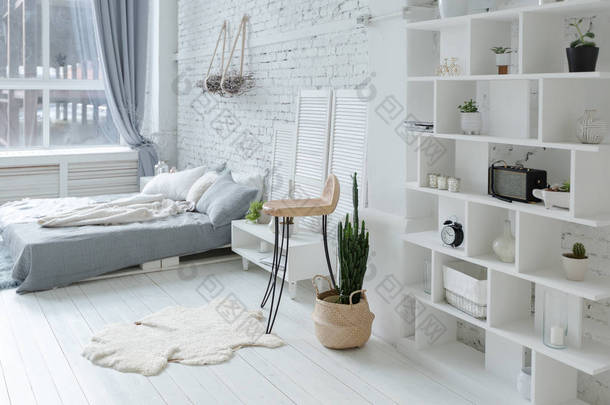 带白色家具的一室公寓的现代室内设计