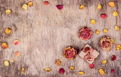 礼品盒, 干玫瑰和木制背景。干花, 干玫瑰。复制空间.