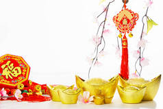 中国新年装饰传统的工艺品金锭和鞭炮和梅树在空白色背景上为企业推广和汉语字母表的意义丰富和好运.