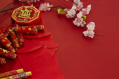 中国新年2019年节日装饰. 鞭炮, 金锭, 红包, 梅花, 在红色的背景。顶部视图配件。翻译: 傅意思是好运, 春意春天.