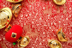 中国新年装饰, 关闭金锭 (昂) 和灯在红色东方花纹面料六角形框红色, 中国语言意味着幸福和富裕