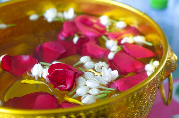 茉莉花和玫瑰叶在碗里祝福成人泰国传统的母亲节或父亲节在泰国.