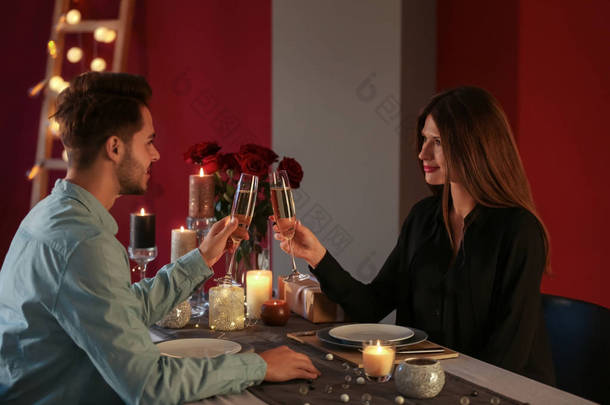 在浪漫的约会中, 在餐厅里喝着香槟的情侣