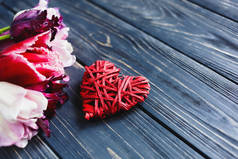 五颜六色的美丽的粉红色紫罗兰色郁金香和红色的心在灰色的木桌上。情人节, 春天背景。花模拟与抄袭空间。快乐的母亲节, 浪漫的静物, 鲜花