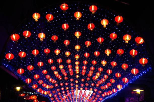 泰国中国新年庆祝活动中装饰着中国风格的红色吊灯夜景. 