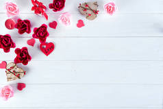 木白色背景与红色的心脏, 礼物和蜡烛。情人节的概念, 平面平面复制空间