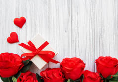 情人节浪漫背景-装饰心脏, 礼品盒和玫瑰在木背景