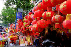 越南胡志明市-2019年1月25日, 2019年1月25日: 在中国小镇 cho lon 的装饰店外立面上展示了亚洲泰特的充满活力的红色饰品, 这是一个为期农历新年的装饰市场, 越南