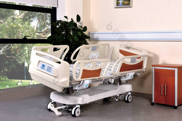 流动<strong>医院</strong>床在白色背景之下。医疗设备. 医疗和<strong>医院</strong>服务技术背景、对象、复制空间、插图的图像.