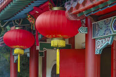 中国寺庙中的红纸灯笼