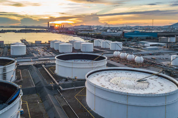 鸟石油码头是储存石油和石化产品的工业设施, 准备运往进一步的储存设施.