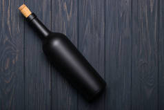 酒瓶在黑暗的木制背景。模拟