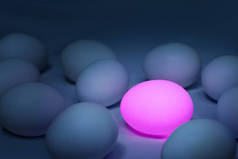 粉红色发光的蛋