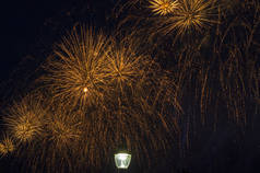 研究生院 红帆 的盛大庆祝活动。节日五颜六色的烟花, 以纪念毕业。火警表演。俄罗斯圣彼得堡, 2018年6月27日