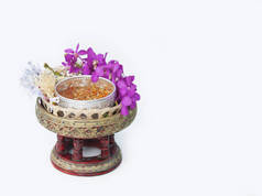 传统对象准备在宋干节使用支付尊重老人和圣洁的东西 - 宋干节的泰国北部传统节日的概念