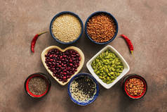 超级食品谷物, 豆类, 种子和辣椒在棕色的背景。茶, 藜麦, 豆类, 荞麦, 小扁豆, 芝麻, 南瓜籽。顶视图