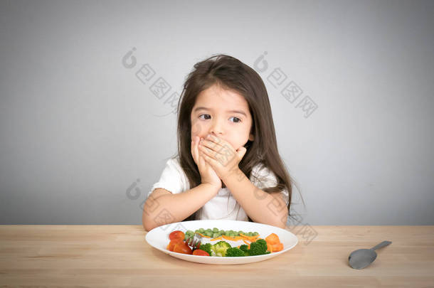 营养与<strong>健康</strong>的饮食<strong>习惯</strong>为孩子理念。孩子们不喜欢吃蔬菜。小可爱的孩子半种族女孩拒绝吃<strong>健康</strong>的蔬菜.