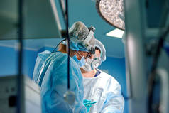 在医院手术室进行整容手术的外科医生.在医疗采购过程中戴口罩的外科医生。隆乳