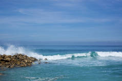 海景。蓝色的海洋, 大浪, 黑色和白色的石头, 涨潮