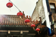 加州旧金山,色彩缤纷的唐人街风景,中国传统装饰、建筑和纸灯笼悬挂在建筑物之间