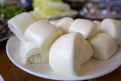 中国北方人的主食也是中国人的主食,用面粉做成的食物。.