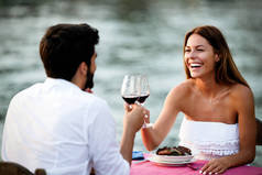 年轻夫妇在热带旅游胜地分享浪漫的日落晚餐