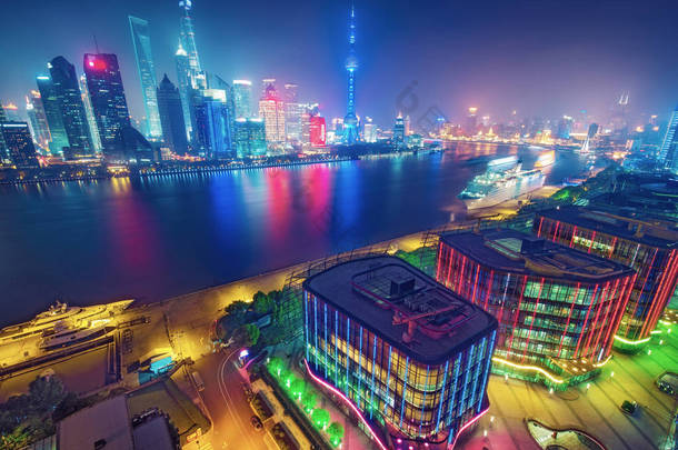 夜间现代大城市的鸟瞰图。中国上海。夜间天际线与照明的摩天大楼.