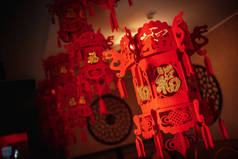 悬挂在天花板上的红色中国装饰