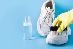 脏白色运动鞋与特殊工具，以清洁他们蓝色.